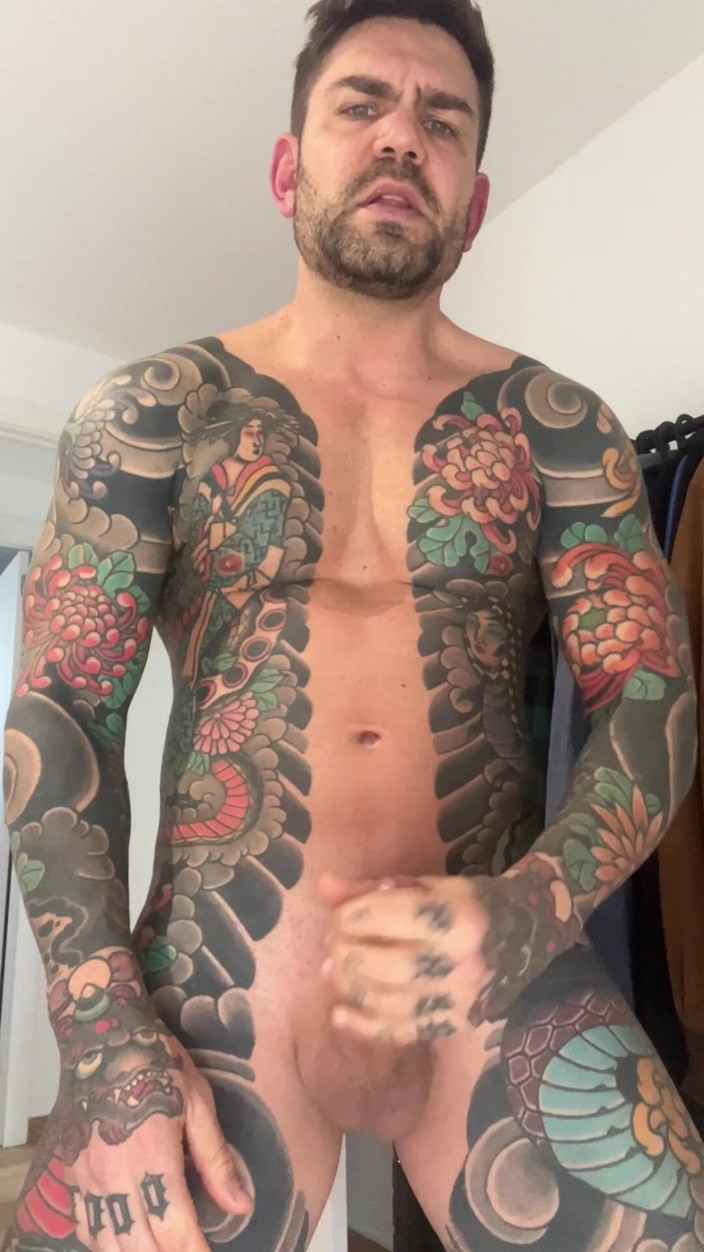 Juan Lucho Gay: ハンサムがベッドで自慰をする
