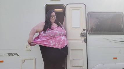SSBBWLadyBrads: Жиробасина против крошечной двери фургона