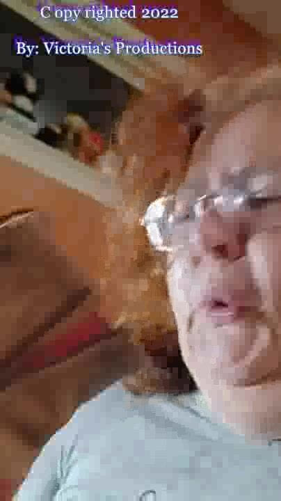 BBW nurse Vicki adventures with friends: 在花园里努力工作后闻我的臭汗靴！