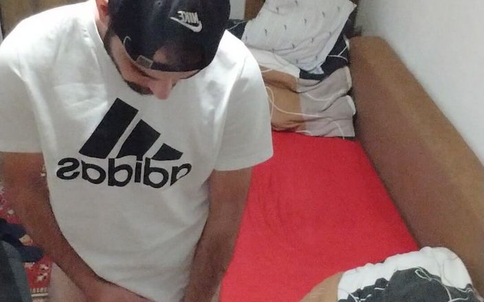 jerkofflover: Mi sto segando nella mia camera da letto