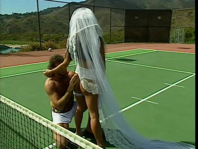 Asian Club: La splendida giovane sposa tettona viene leccata dall'allenatore di tennis...