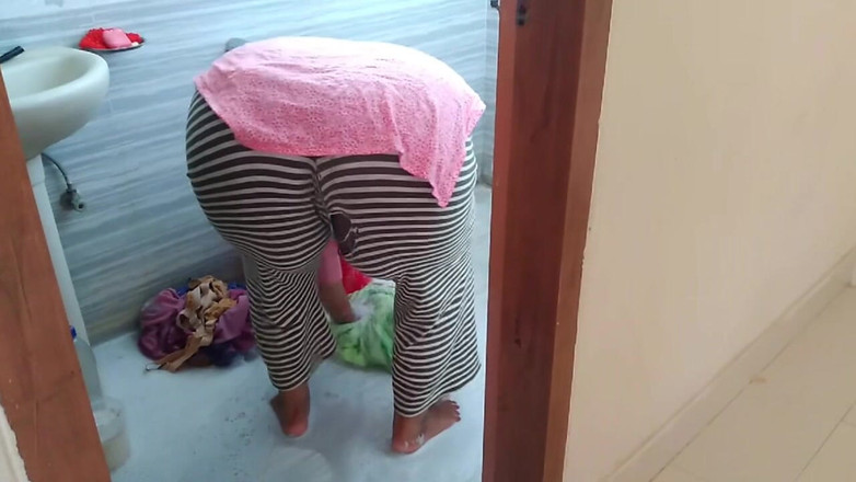 Aria Mia: Une belle-mère indienne sexy se fait baiser par son beau-fils...