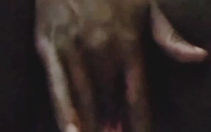 Me and my new slut: Siyah yaşlı üvey anne görüntülü görüşmede mastürbasyon yapmanın tadını çıkarıyor