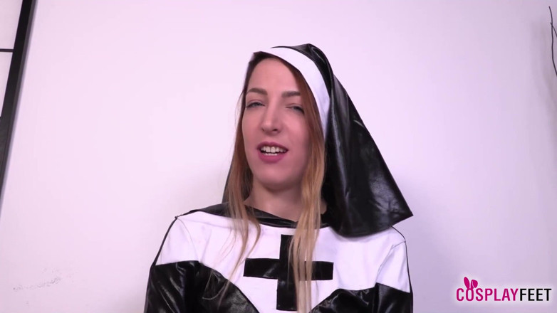 Feet & Cosplay: Cachonda monja Liz Rainbow se frota el coño mientras sus...