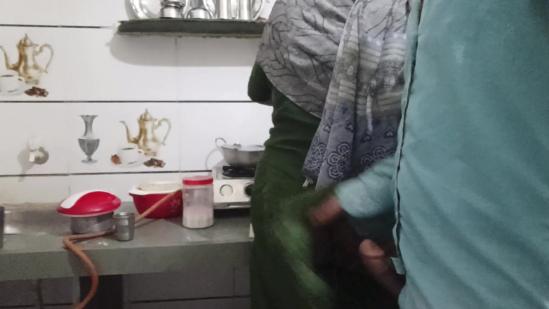 Bhabhi UP: Ich habe den Arsch meiner schwägerin gefingert, während sie kochte.