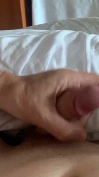 Une ado excitée jouit rapidement sous la douche