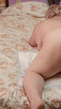 Sogra com uma bunda grande goza de masturbar uma buceta peluda com uma máquina de sexo