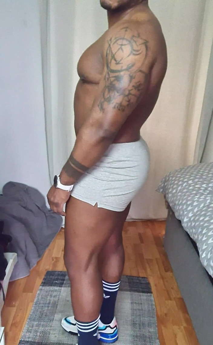 Amadeus: Seu Hard Keeping This Thing Donw em shorts de fisiculturismo @bestgaylife...
