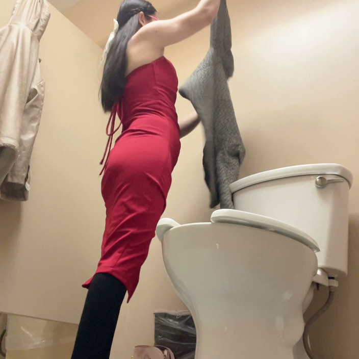 sweethanajapanese: Toont Sexy Kont Draag Rode Jurk in Toiletruimte