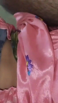 隣人の男が夫がいない時にセクシーなプリヤとセックス
