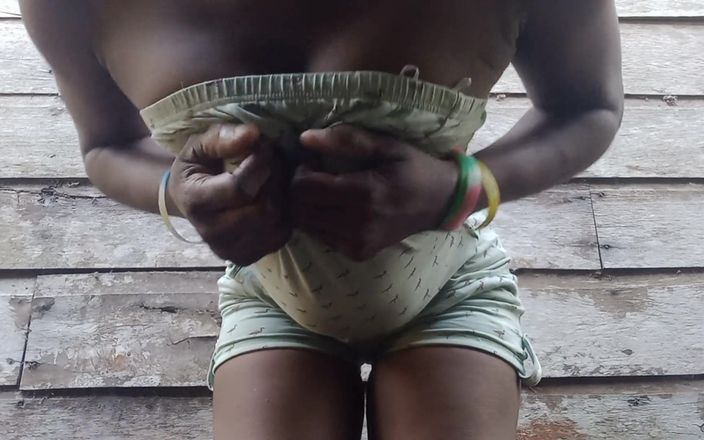 Super sexy ebony cuties: स्ट्रिपटीज़ बाहर पेशाब कर रही है मेरी गीली चूत में ऊँगली कर रही है