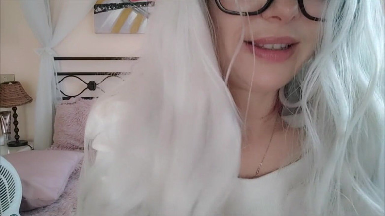 savannahamatoriale: Beautiful Lavinia reviews a nice cock