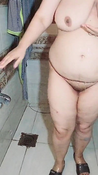Bini montel muslim berpantat gelembung ditangkap dalam kamera semasa mandi