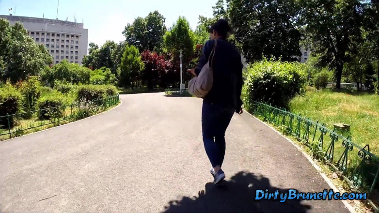 Dirty Brunette: Eu a desafio a brincar com sua buceta através de...
