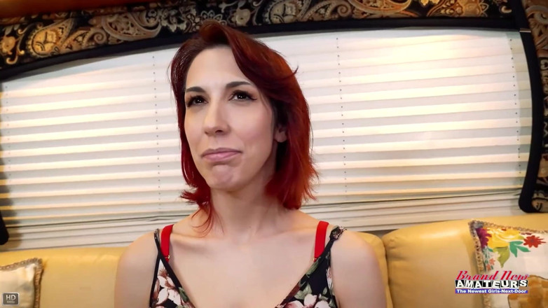 Brand New Amateurs: उग्र लाल बालों वाली Scarlett Foxx बड़े स्तनों वाली जोरदार अथक स्लैम के लिए गहरी लंड चुसाई!