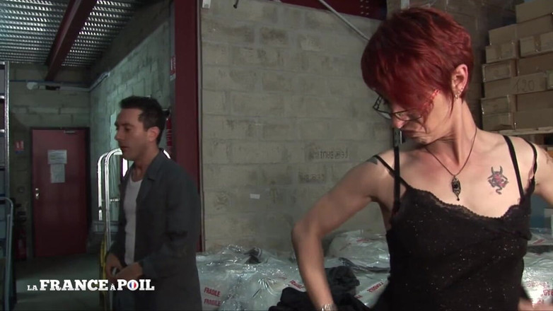 Girls Bang: Sexy ruiva de cabelos curtos anal fodida por seus funcionários