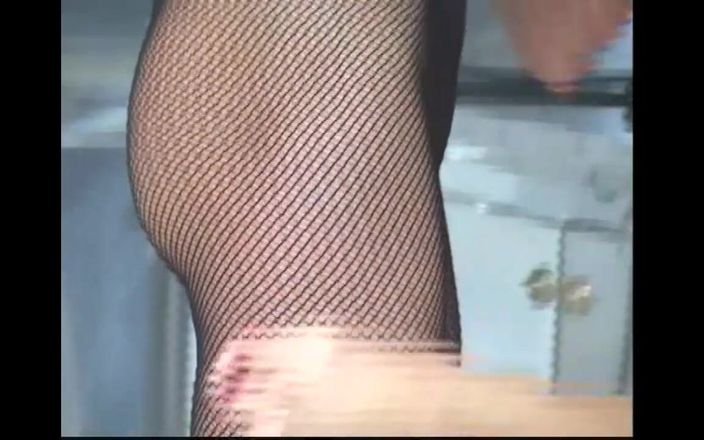 Fetish Desire: Раб облизує двох господині на високих підборах, потім трахає їх дупу і кінчає на ноги