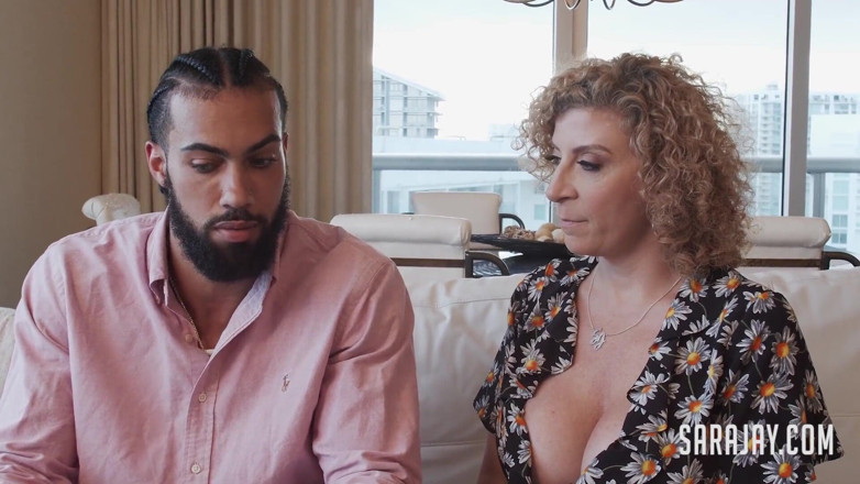 Sara Jay: Sara Jay geneukt door grote zwarte lul James Angel