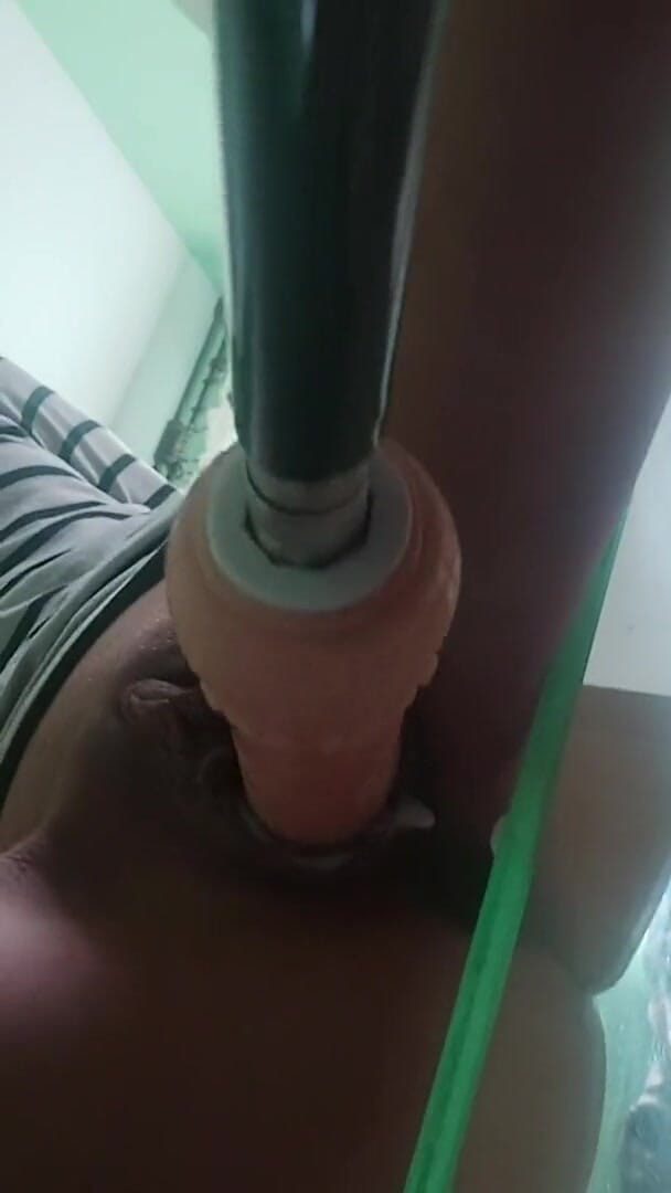 Wet Pussy Fuck: सबसे अच्छी सेक्स मशीन कमसिन को जोर से चोदती है वह जोरदार चरमसुख कराहती है