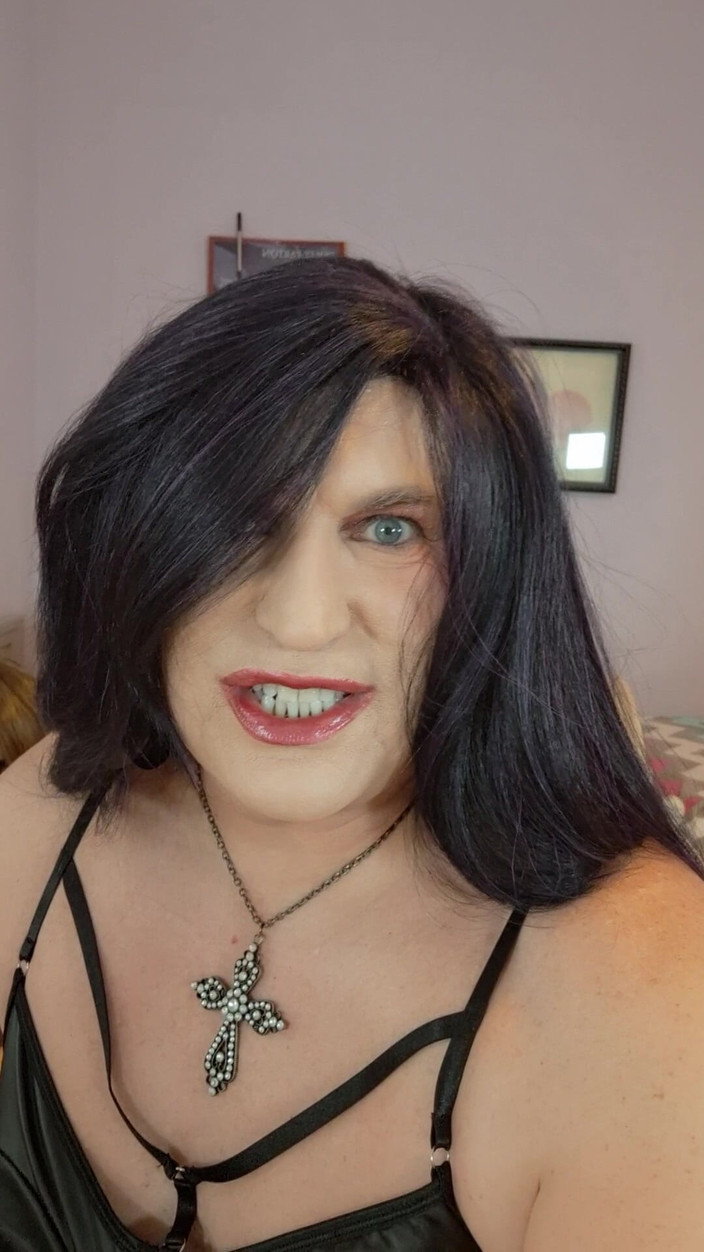 Victoria Lecherri: Mari Membentangkan Kaki Kita Seperti Wanita Dan Menjilat Antara Satu...