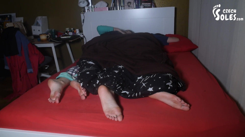 Czech Soles - foot fetish content: Üvey anne ve üvey kız yatakta çıplak ayaklar