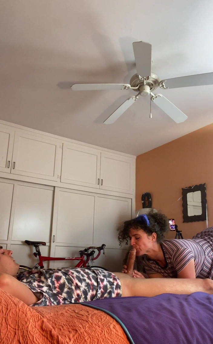 VibeWithMommy: Mami excitată vine acasă după o noapte cu prietenii. Nu...