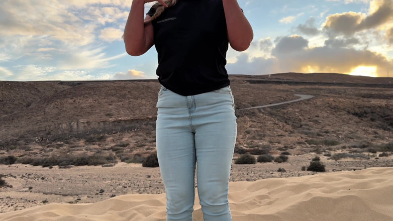 Emma Voyeur: Im Sand Stecken Geblieben - Ich Habe Meine Jeans Nass, Während...