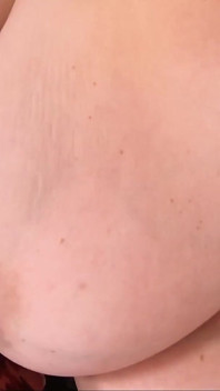 그녀의 완벽한 자연 젖탱이와 털이 무성한 보지를 가지고 노는 걸 좋아하는 오지는 GILF 거유 티나
