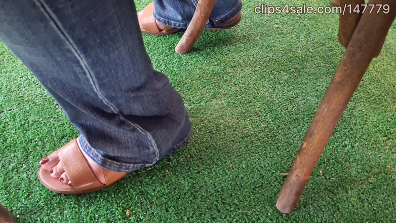 Foot Patrol: Ébano milf com pés bonitos na festa de sábado em...