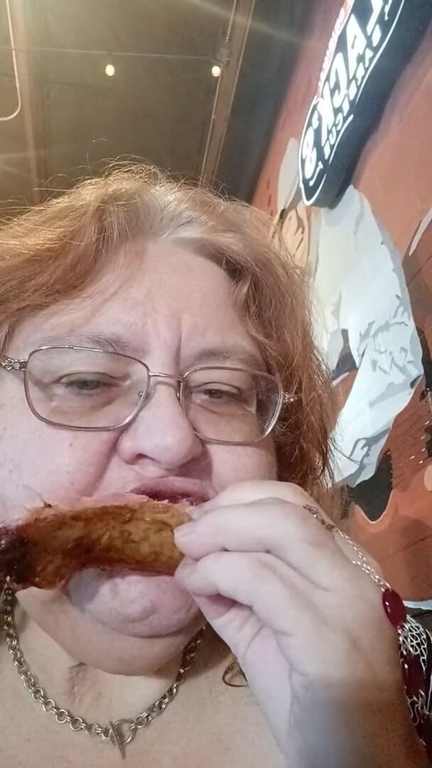 BBW nurse Vicki adventures with friends: Eski iri güzel dükkanda nefis pirzola yemeği