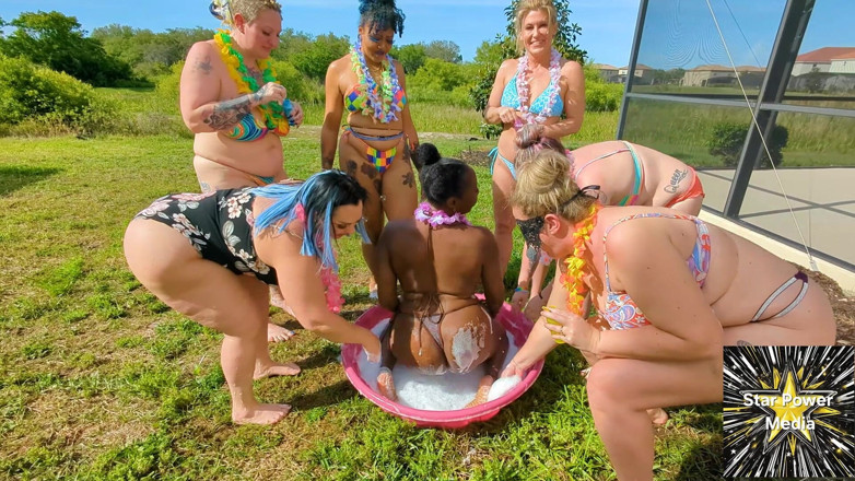Savanna star: Ragazze Scalzate E Frizzante: Divertimento Bagnato E Selvaggio Feticismo Del...