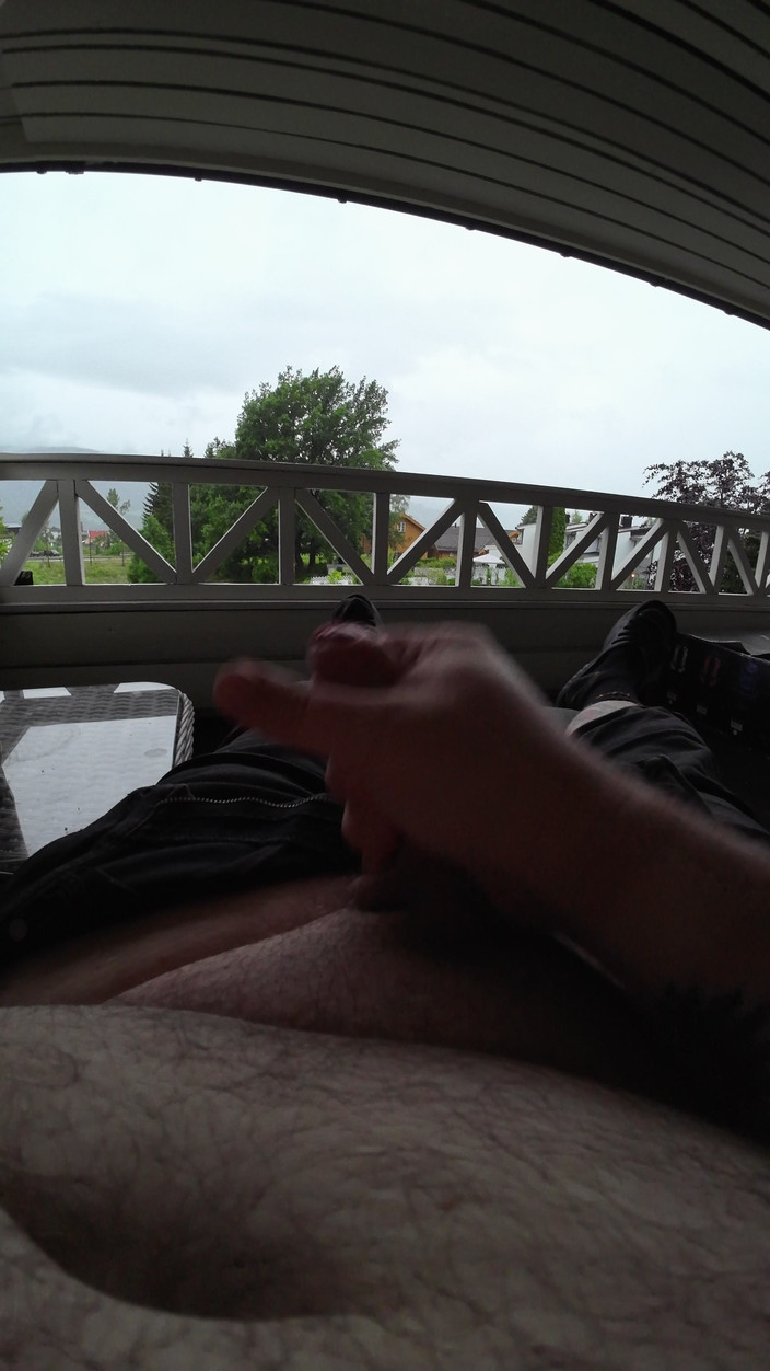 Stiansr: Masturbuje venku na verandě