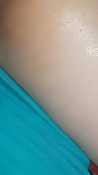 Amatör orta yaşlı seksi kadın anal ve amına yumruk sokma. Yarak üstüne işiyor