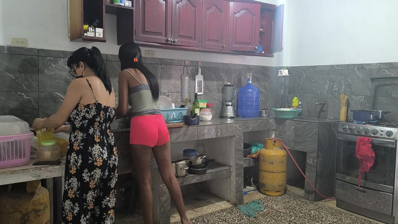 NEGRITA SEXY: 我们正在做饭午餐，然后我们开始在厨房脱衣服