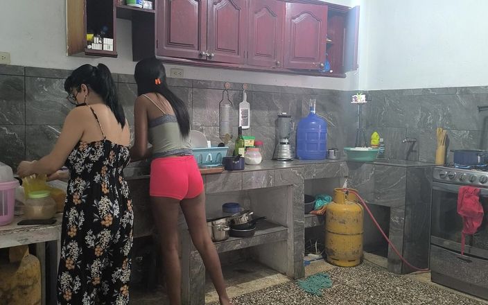 NEGRITA SEXY: Stiamo cucinando il pranzo e poi iniziamo a spogliarci in...