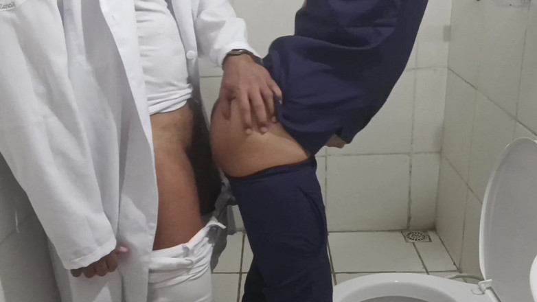 MiguellTrajano: Médico e enfermeira fazem sexo no banheiro do hospital