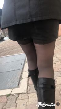Mini Jupe En Cuir Sans Culotte Et Exhibition En Public