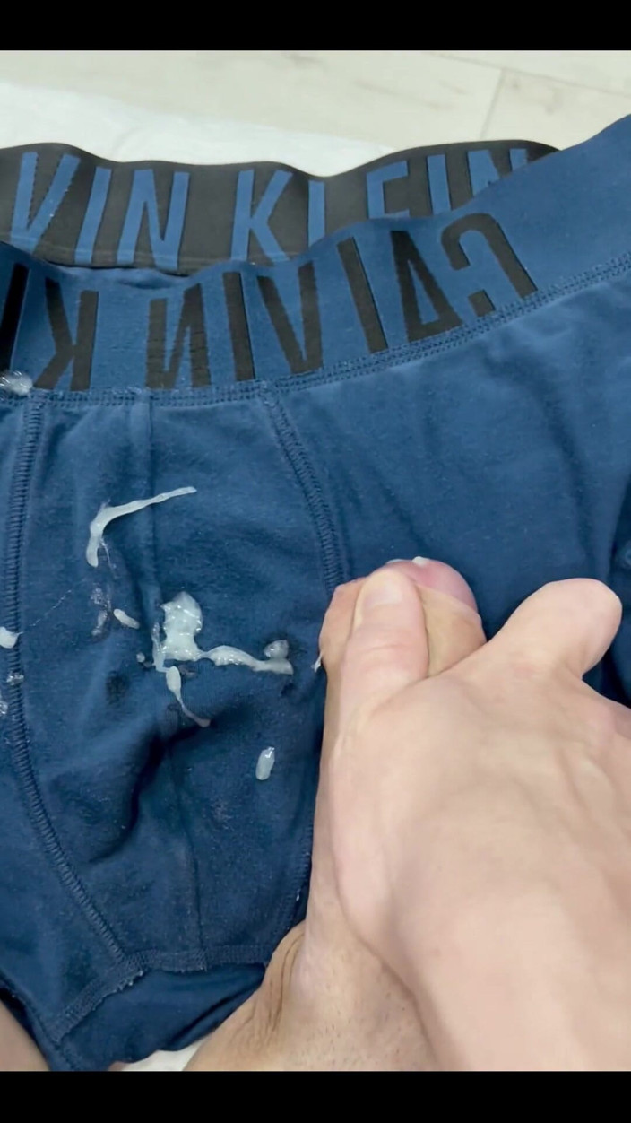 Tommy10boy: Gros plan, éjaculation sur les sous-vêtements