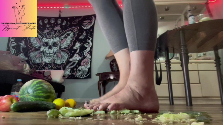 Peppermint Giantess: Boyut 16 yalınayak meyve ezme dev kadın yıkımı