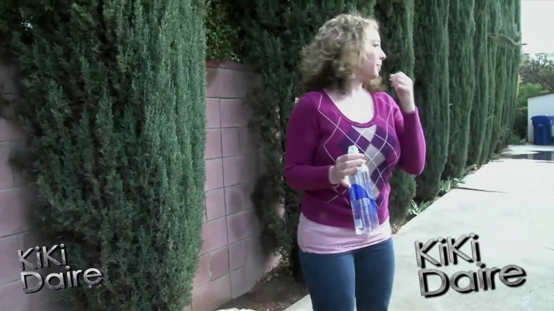 Kiki Daire MILFLand: Готу писает