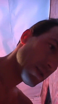 Een intense driehoekseksje voor een hete brunette die hunkert naar een lul