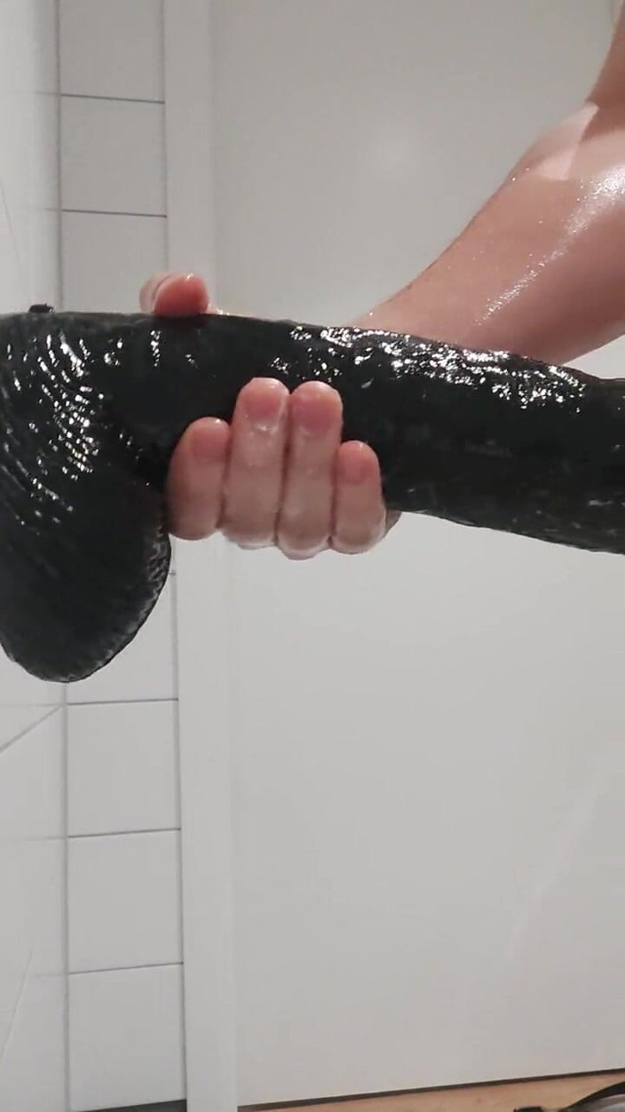 The femboy: Arrapata nello spogliatoio della palestra - Femboy cavalca un dildo bbc