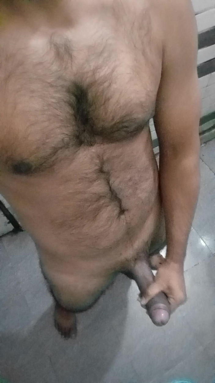 Raaz26d: Ngeliat memek istri temanku, aku masturbasi di kamar mandi