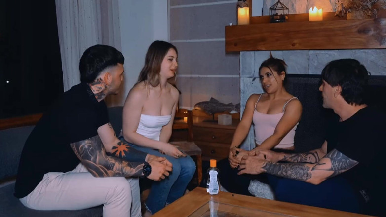 Keila Bassi: Birkaç Arkadaşı Swinger Dünyasına Başlattığımızda