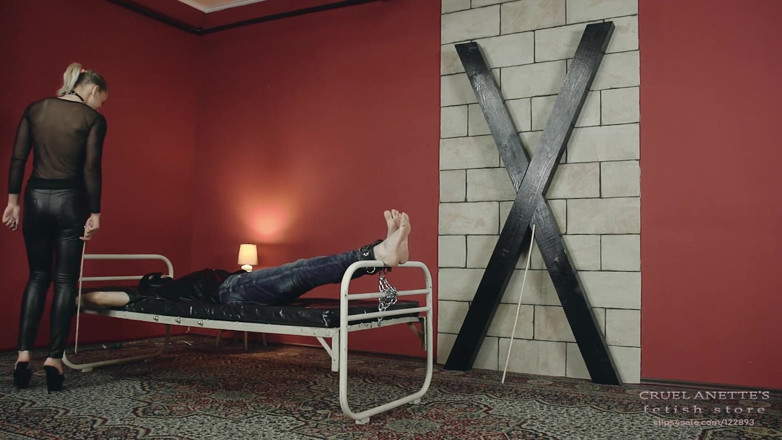 Cruel Anettes fetish world: Bastinado op het bed