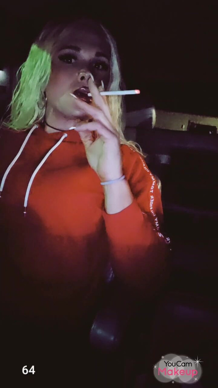 Darkfetish2k: ホットなトランスジェンダーが公共の場で120錠を吸う