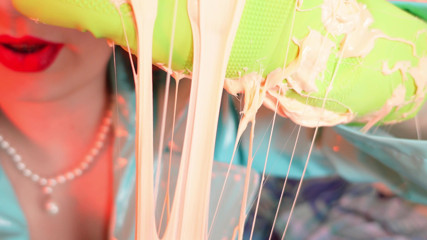 Arya Grander: Eldiven fetişi - balçıkla oynuyor