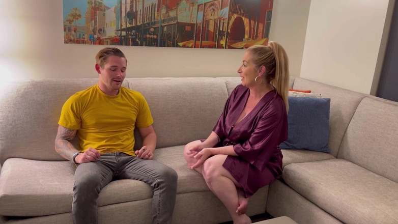 Danni Jones: Le beau-fils Alex Envy vient trouver sa belle-mère Danni Jones...