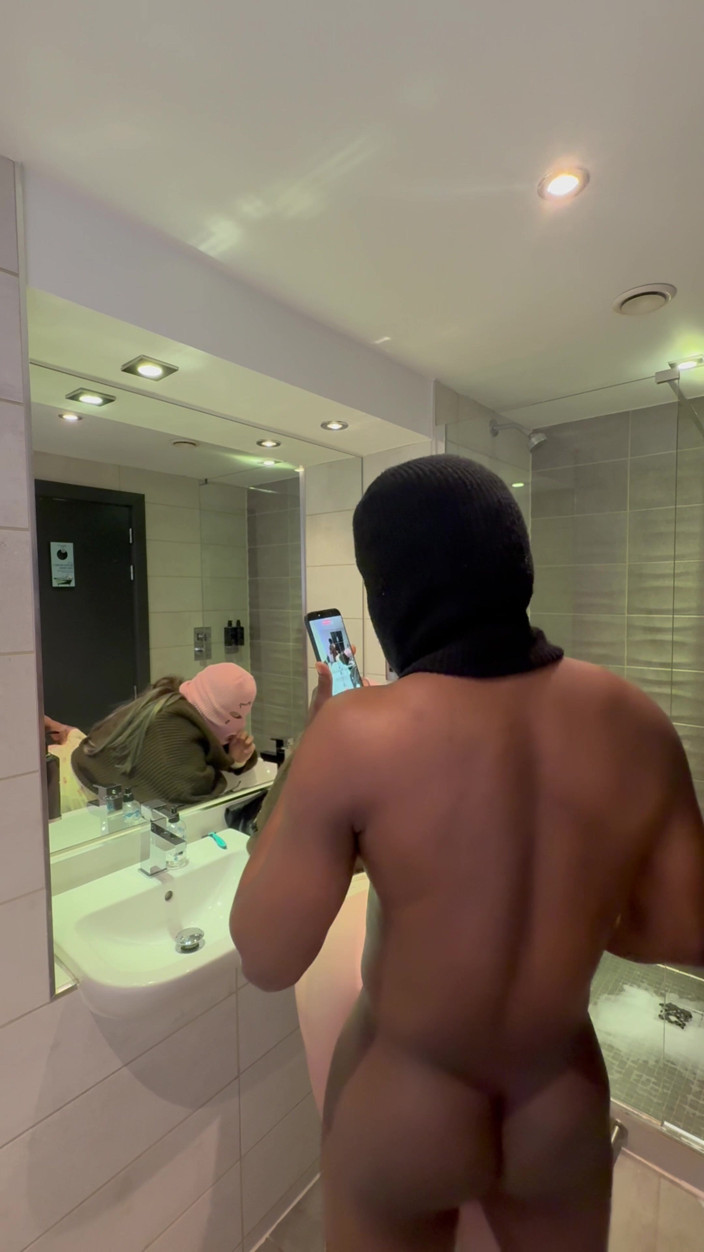 Nofaceguy09: Fratele vitreg mă fute la duș într-un hotel de 5 stele