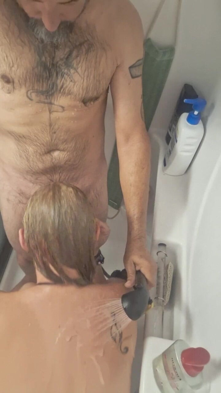 KittieNoOne: Mamada sorpresa para mi esposo en la ducha